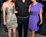 男星阿什頓-庫徹（Ashton Kutcher）與老婆黛米-摩爾（Demi Moore）、繼女拉莫-威利斯(Rumer Willis)一家三口在首映禮上擺pose大拍「全家福」。(圖/Getty Images)