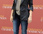 女星佩内洛普-克鲁兹（Penelope Cruz）以黑色西装和牛仔裤亮相，显得非常的干练与时尚。(图/Getty Images)