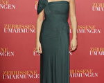 女星佩内洛普-克鲁兹（Penelope Cruz）身穿单肩墨绿色礼服亮相红毯。(图/Getty Images)
