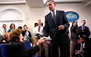 白宫48年女记者与奥巴马同日庆生成主角