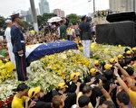 菲律宾前元首阿基诺夫人(另译艾奎诺夫人)，8月5日出殡，沿路估计有50万民众冒雨送别。（ JAY DIRECTO/AFP/Getty Images）