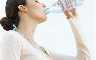 预防中暑 多喝水吃蛋白质