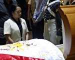 菲律賓總統雅羅育在紐約吃大餐的時候，菲律賓仍處於國喪期。圖為8月5日雅羅育在艾奎諾夫人出殯前，到靈前致哀。(Photo by Jay Morales/AFP)
