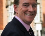剛從Corfu渡假返回英國的商業大臣曼德森（Peter Mandelson）對已超過15萬輛換購新車的訂單表示高興。(Photo by Dan Kitwood/Getty Images)