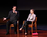 導演昆汀·塔倫蒂諾(Quentin Tarantino)與女主角梅拉尼·羅蘭 (Melanie Laurent)出席記者會，並回答記者的提問。(圖/Getty Images)