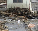 台湾高雄县六龟乡一处农舍，莫拉克台风积水稍退后，从上游漂下来的枯木全堆挤在屋舍前。(AFP)