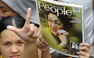8月1日菲律宾总统科拉松阿基诺（Corazon Aquino）病逝，享年76岁。图为菲律宾举国哀悼，民众手比阿基诺留下的反马科斯“L”手势。(05 Aug 2009, JAY DIRECTO/AFP/Getty Images)