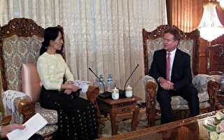 美参议员访缅甸 被监禁美国人获释