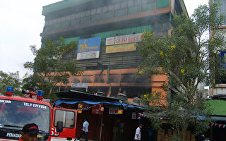 雅加达唐人街首家超市大火烧毁