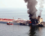 馬來西亞警方提供的照片顯示，在馬來西亞森美蘭州波德申港口附近，一艘運油船燃起大火。（網絡截圖）