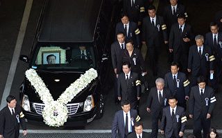 南媒普遍認為，北韓派遣高級弔唁團祭奠南韓前總統金大中的舉動並非單純。圖為靈車載著靈柩開往國民議會。8月 23日將舉行國葬。（AFP PHOTO）