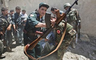 组图：暴力频发 阿富汗大选投票照常举行