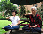 陈淑华（左）与八十一岁的母亲曾秋月炼法轮功第五套功法－－神通加持法