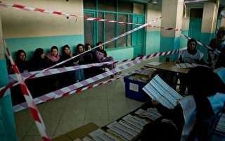 阿富汗选务主管机构正在统计票。（Getty Image)