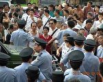 不满拆迁补偿 武汉数千居民堵路