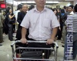人民日報記者邱明偉抵達印尼，繼續他尋求政治庇護及追求中國民主自由之路。圖為他走出印尼雅加達機場。（攝影：吳雪兒/大紀元）
