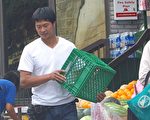 图：2009年8月24日，陈旺没有上庭，而是在忙超市的生意（摄影：周行/大纪元）