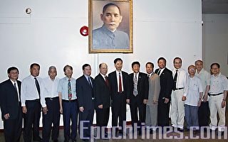 中華公所獲贈巨幅國父油畫