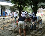 吴凤技术学院志工队在阿里山乡山美小学清理风灾后的校园。  (吴凤提供 )