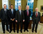 2009年1月7日,美国现任及历任的五位总统齐聚白宫,左起分别是:老布什,奥巴马,布什,克林顿及卡特。 (AFP)