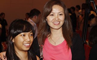 第二届“全世界华人小提琴大赛”金奖得主周颖（左）和母亲陈丽（右）（摄影︰文忠∕大纪元）