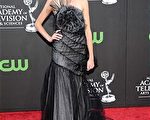 女星雷切尔·梅尔文(Rachel Melvin)穿着黑色纱边长裙，胸前的硕大花朵装饰凸显小女人的娇媚，笑容甜美动人。(图/Getty Images)