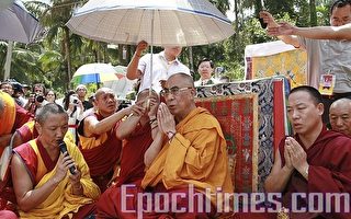 组图：达赖喇嘛抵台重灾区 为灾民祈福