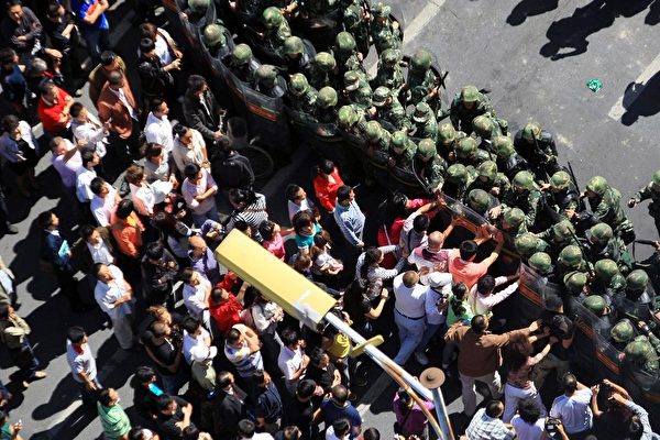 新疆上千汉人示威 要求党委书记下台