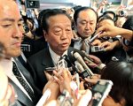 小泽一郎（中）接受日本准首相鸠山由纪夫任命为民主党“干事长”后，被记者们包围采访。（法新社）