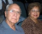 原世界銀行資深顧問科斯馬斯‧羅布里斯及妻子觀看了神韻藝術團9月4日在格林斯伯勒市的演出