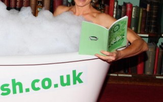 组图：伦敦美女作家宣传新书“浴缸”出奇招