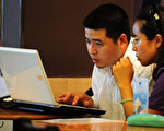 北京一家无线网吧内，顾客在用手提电脑（法新社）