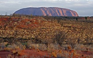 遊客攻頂解放  澳洲著名巨岩成天然馬桶