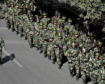 9月5日，軍隊持槍行走在烏魯木齊大街上。（AFP)