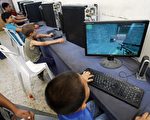 英国研究发现，有63%的学童沉溺于上网，并抄袭网路资料应付学校功课。专家认为，教导学童如何正确运用科技，才是解决之道。(MOHAMMED ABED/AFP/Getty Images)