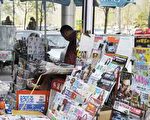 北京一小贩正在整理贩售的报纸、杂志。(EMILIE MOCELLIN/AFP/Getty Images)