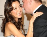 女星杨紫琼(Michelle Yeoh)与“AmfAR”的执行长 Kevin Frost 贴面亲吻示好。(图/Getty Images)