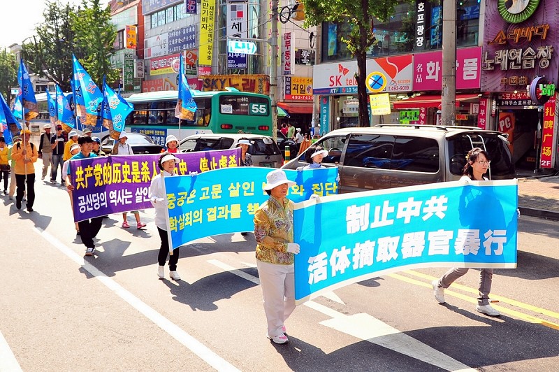 组图:中共窃国日前夕 韩国庆六千万人三退
