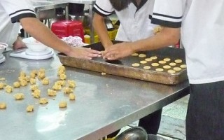 东石高中师生义卖饼干助灾民