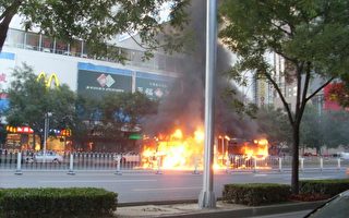 北京公交車街頭焚燬 只剩鉄架