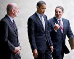 在中情局总部美国总统奥巴马，（右）现任CIA局长帕尼塔（Leon Panetta）与（左）副主任中央情报局雇员史蒂芬卡佩斯（Stephen Kappes）。（AFP PHOTO／Saul Loeb）