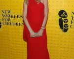 捷克名模卡罗琳娜·库尔科娃( Karolina Kurkova)身穿红裙亮相，单肩设计展露性感女人味。(图/Getty Images)