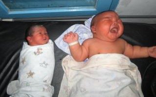 印尼一名婦人產下8.7公斤的巨大男嬰（右）法新社）
