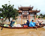 凱莎娜颱風從越南的峴港（Danang）登陸，強勁的風勢及大雨所到之處釀成災害。（AFP）