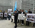 維族人在歐盟總部前抗議中共「十一」建政日現場，比利時維族人協會主席阿比迪穆塔利普先生在講話。（攝影：李孜/大紀元）