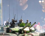 《汉和防务评论》发现，北京“十一”阅兵式展示的武器，很多武器装备几乎都是俄罗斯同类武器的彷制品，包括飞越上空的各式战机，“俨然像70年代至90年代莫斯科红场阅兵式的北京版”。图为北京十一阅兵现场。（AFP）