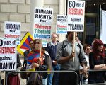10月1日晚在伦敦中使馆前，英国华维藏团结会举办了烛光守夜，抗议中共的60年暴政。（大纪元）