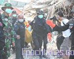 救援隊從倒塌建築物廢墟中救人。（攝影：阿迪／大紀元）