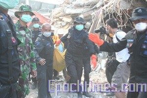 印尼巴东强震第五天 多人围困废墟中