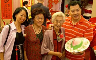 102歲人瑞華埠慶生 笑納祝福